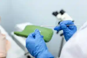 médico realizando una revisación con isopo