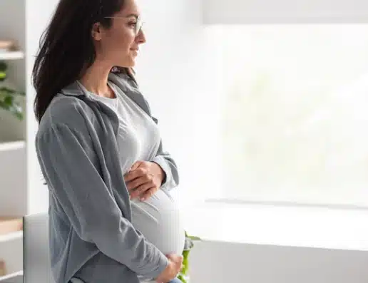 mujer embarazada tocándose la panza